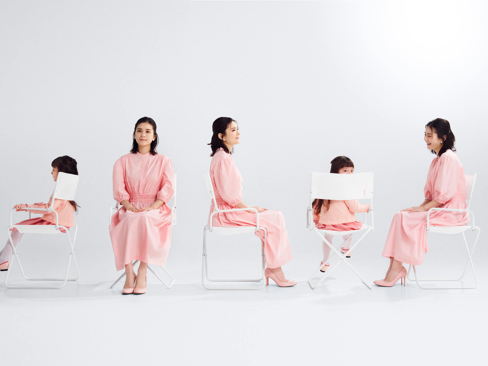 yocabitoのおしゃれな折りたたみチェアCEREMONY。お部屋のインテリアに馴染む、白基調のシンプルなデザイン。