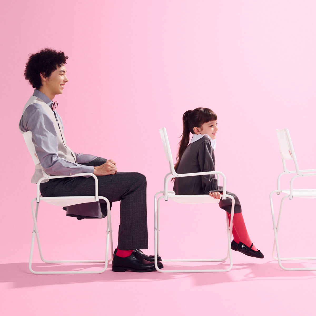 yocabitoのおしゃれでシンプルな白い折りたたみチェアCEREMONY。大人も子供も座れる、式典などの場面にも合うデザイン。