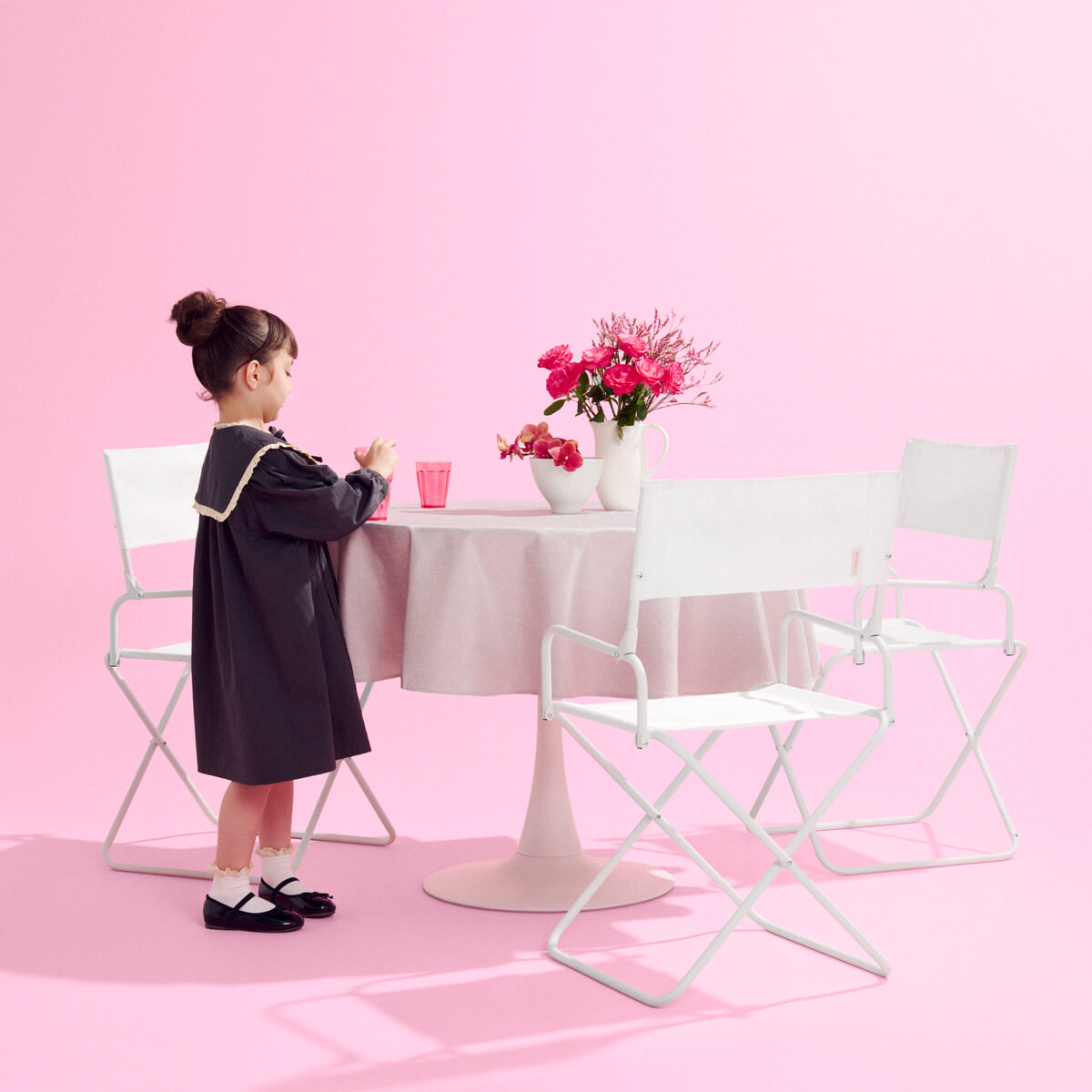 yocabito 白い折りたたみチェア CEREMONYを使ったおしゃれなテーブルセッティング。シンプルなデザインが子供の特別な日を彩る。