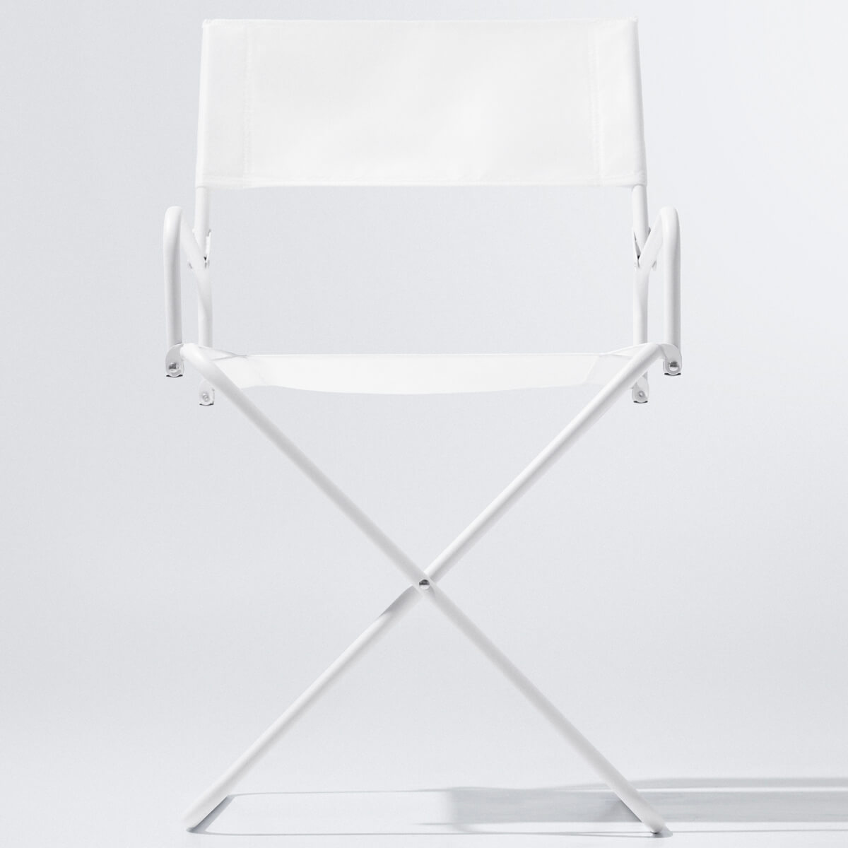 yocabitoのおしゃれでシンプルな白い折りたたみチェアCEREMONY