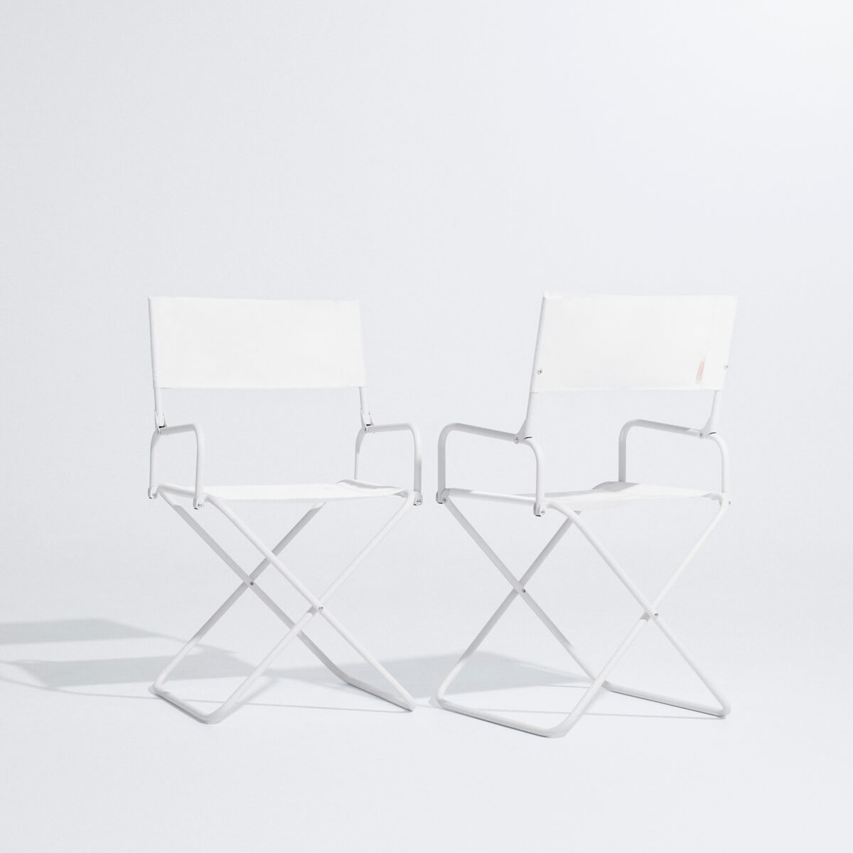 シンプルを極めたyocabitoの白い折りたたみチェアCEREMONY。並べて置いてもおしゃれなデザインの製品写真