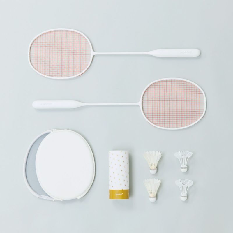 白を基調としたシンプルなyocabitoのバドミントンラケットVALENCIA