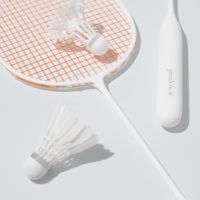 白を基調としたシンプルなyocabitoのバドミントンラケットVALENCIA