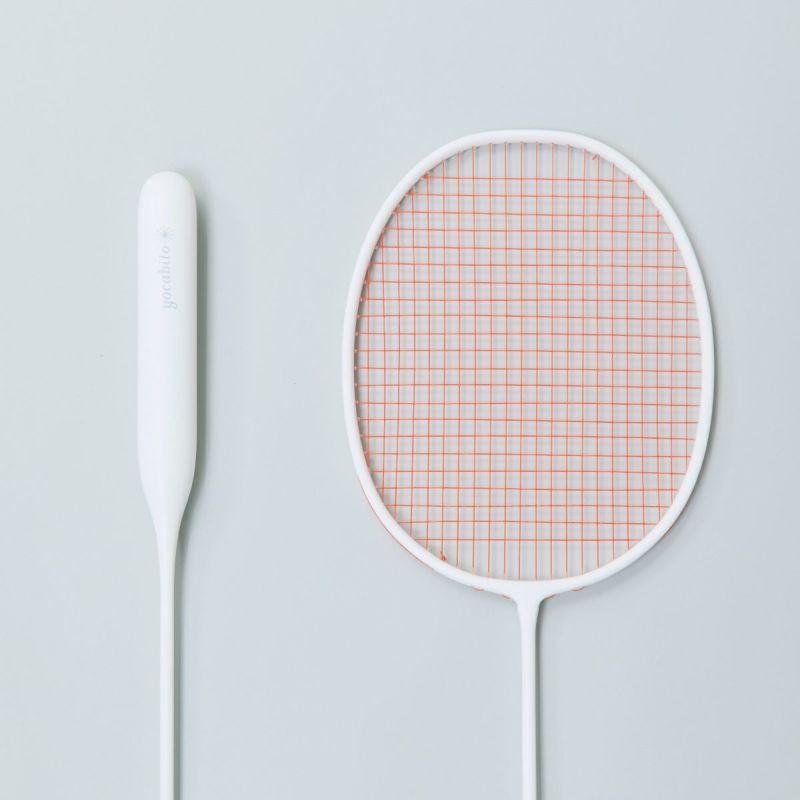 白を基調としたシンプルなyocabitoのバドミントンラケットVALENCIA