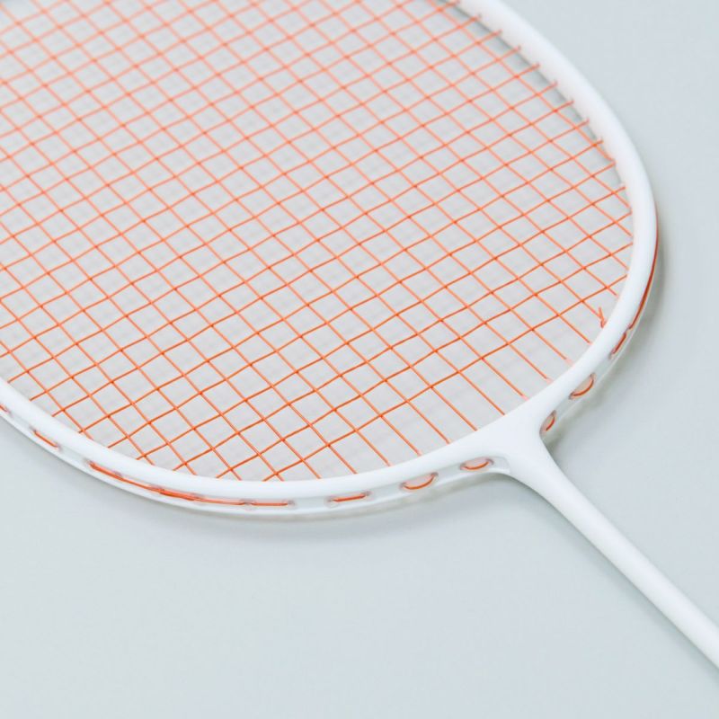 白を基調としたシンプルなyocabitoのバドミントンラケットVALENCIA