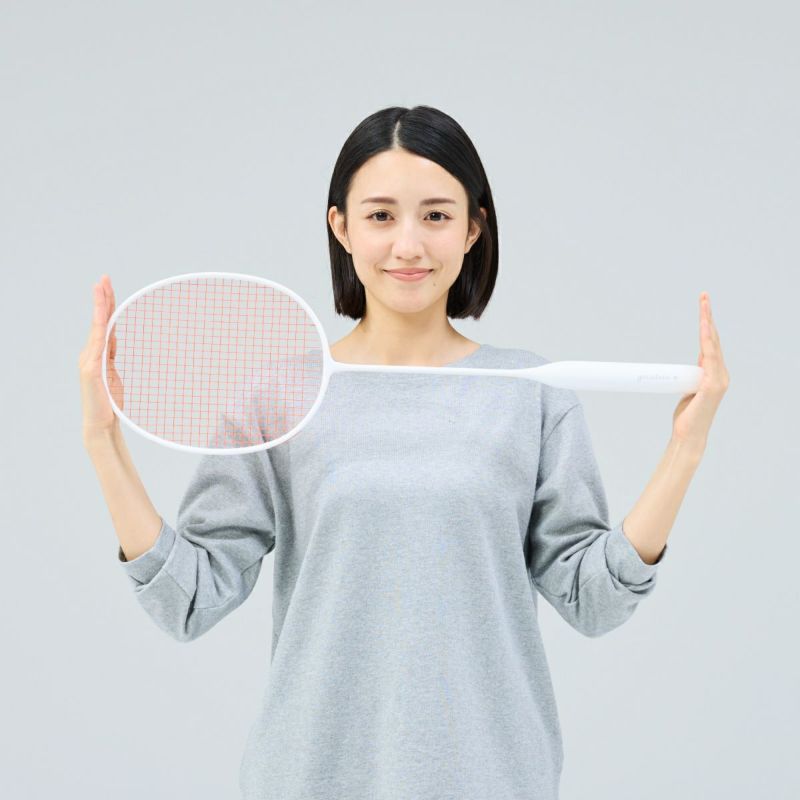 白を基調としたシンプルなyocabitoのバドミントンラケットVALENCIA