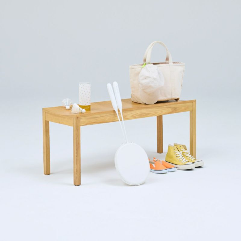 白を基調としたシンプルなyocabitoのバドミントンラケットVALENCIA