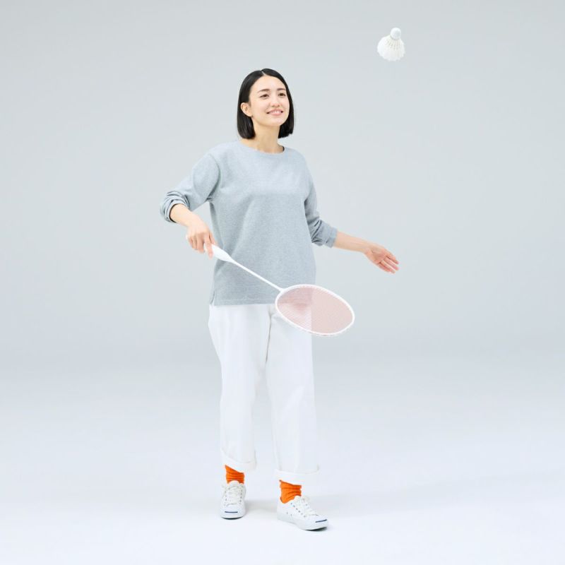 白を基調としたシンプルなyocabitoのバドミントンラケットVALENCIA