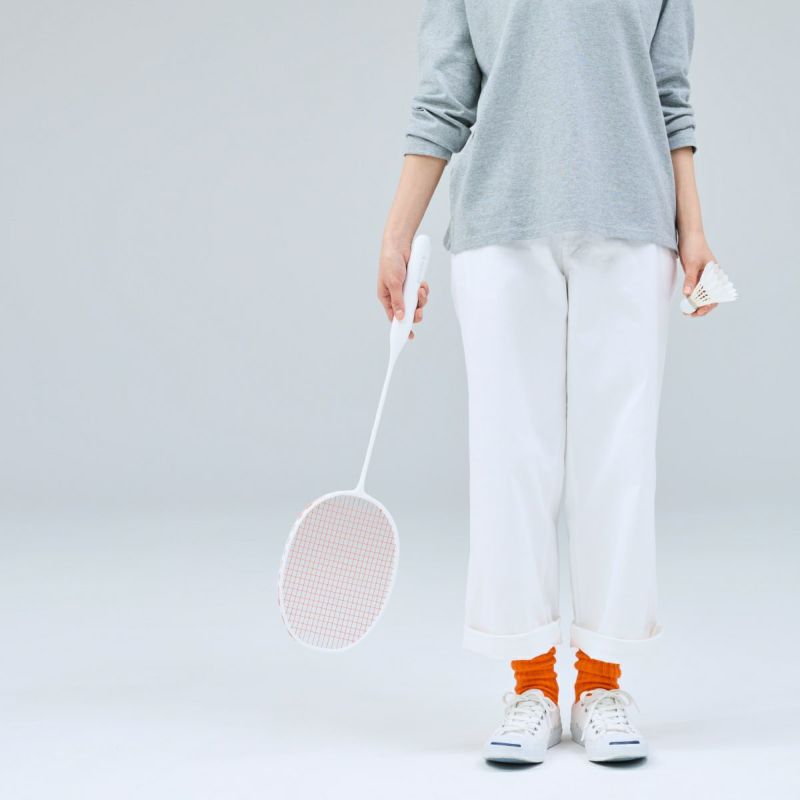 白を基調としたシンプルなyocabitoのバドミントンラケットVALENCIA