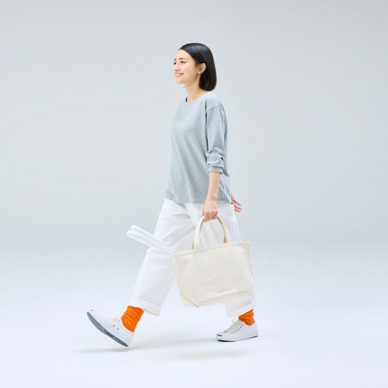 白を基調としたシンプルなyocabitoのバドミントンラケットVALENCIA